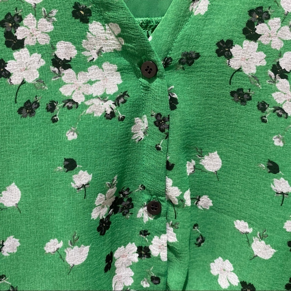 Cupcakes & Cashmere Women’s Leona Green Floral Top Size Small - Picture 2 of 6